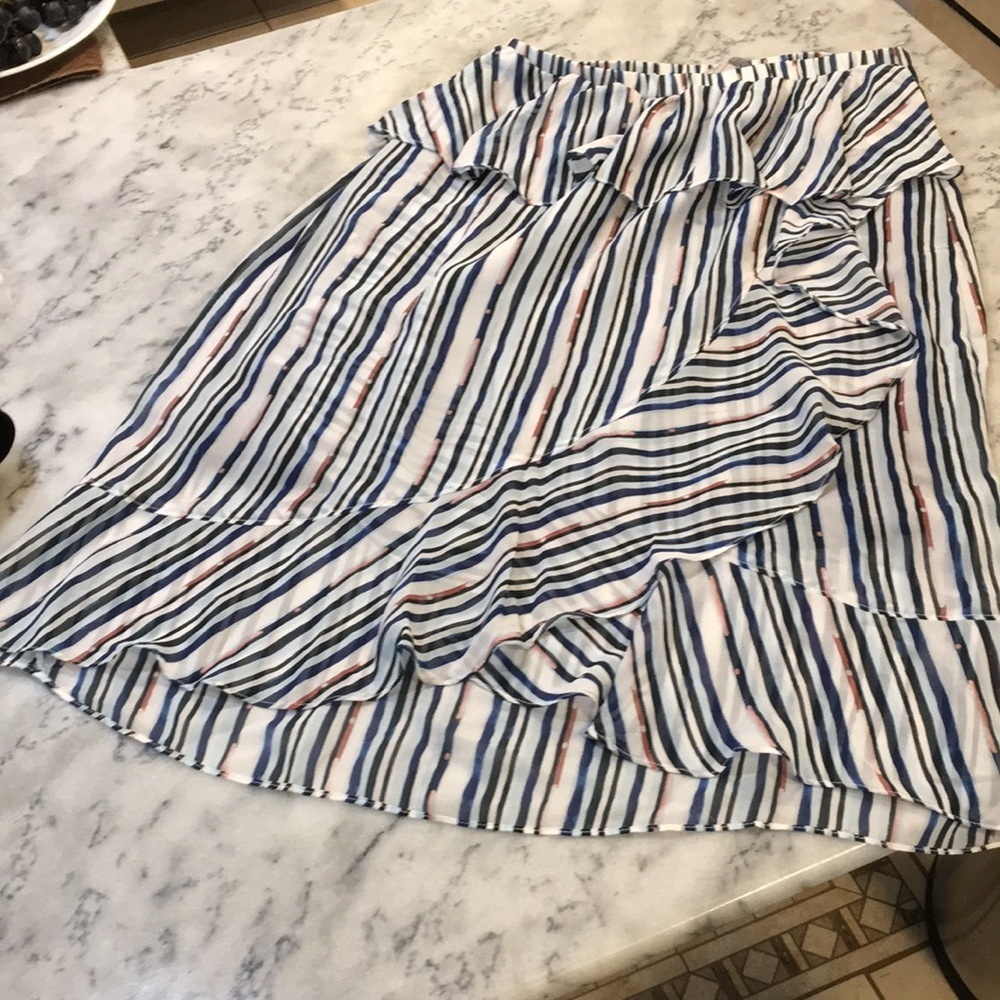 12 Thompson, Pull-on Beautiful striped skirt. Size medium, with ruffle trim